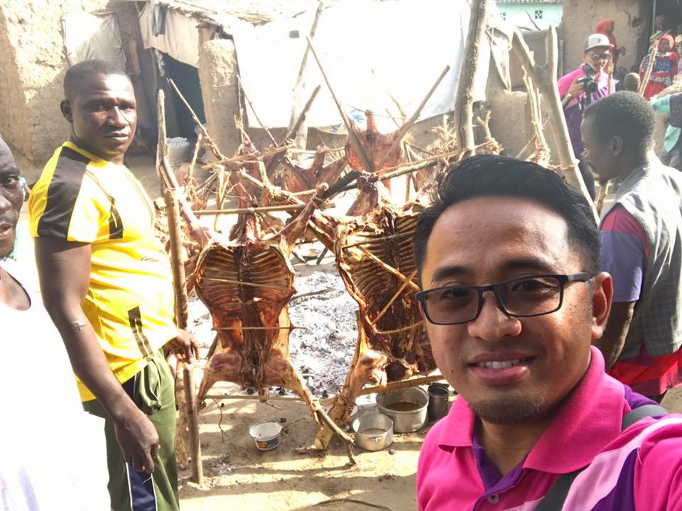 Penduduk setempat memanggang kambing selepas disembelih
